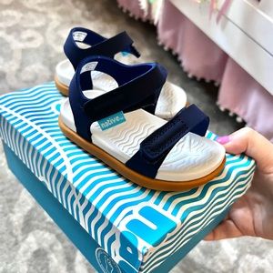 Toddler girl/boy Native like new blue waterproof sandals